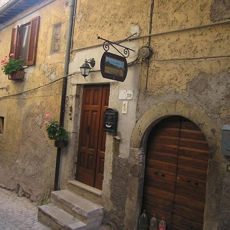 Il Sorriso Dei Monti Bed & Breakfast Orvinio Exterior photo