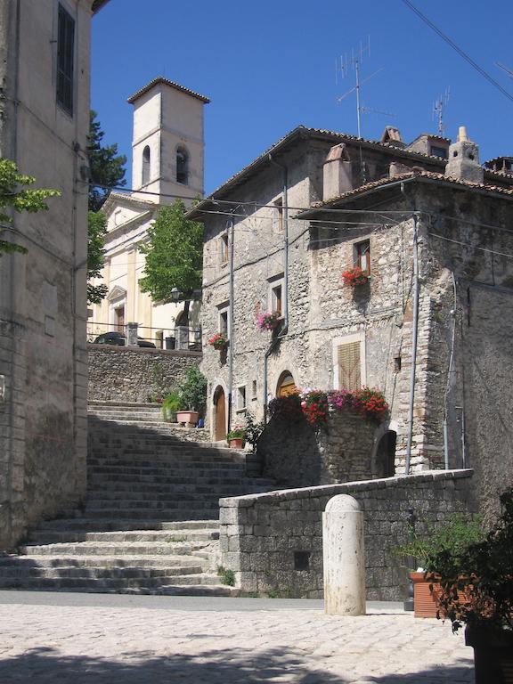 Il Sorriso Dei Monti Bed & Breakfast Orvinio Exterior photo